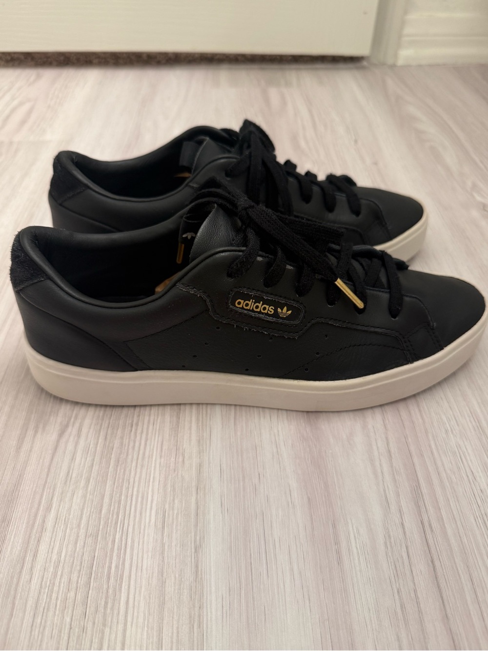 Adidas Sleek. WOMEN’S 8.5. Lowtop Black Leather.